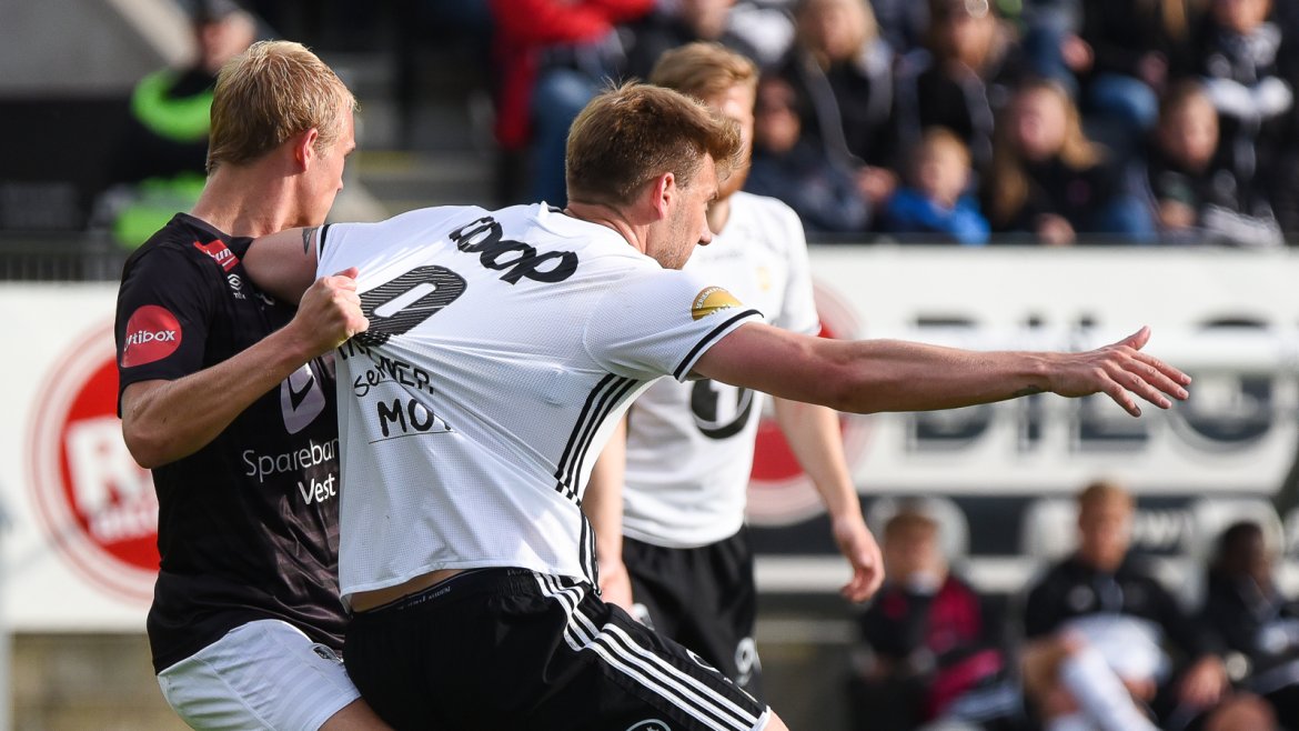 Steiring med godt tak i trøya til Nicklas Bendtner.