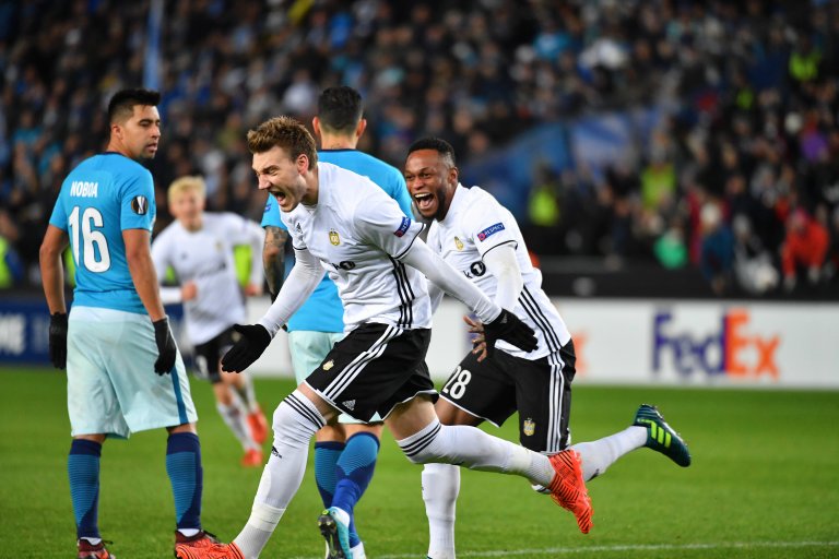 Samuel skaffet straffespark som Nicklas Bendtner hamret i mål.