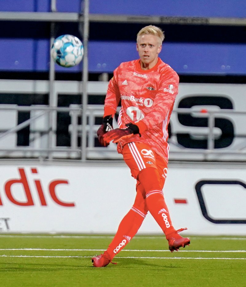STERKE REDNINGER: Bodø/Glimt kontret seg til store målsjanser, men Arild Østbø holdt liv i kampen.