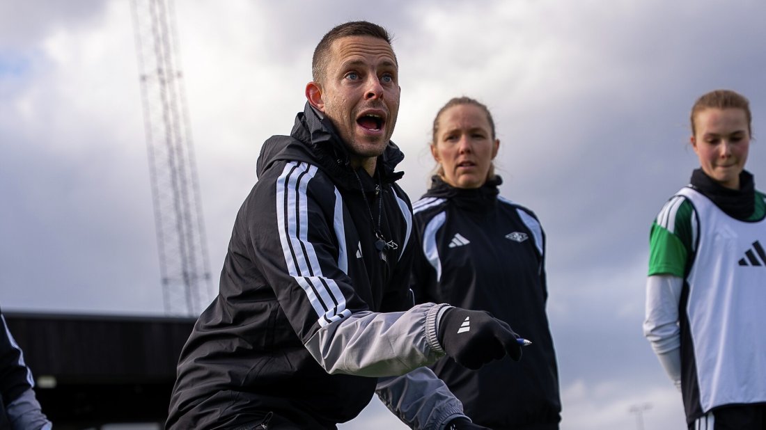Robin Shroot instruerer på treningsfeltet.