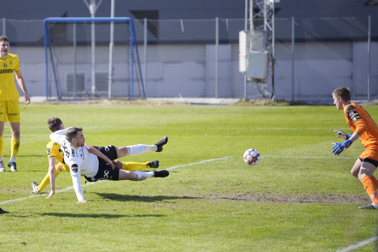 ÅPNET KONTOEN: Dino Islamovic kjempet inn 1-0 etter innlegg fra Adam Andersson.