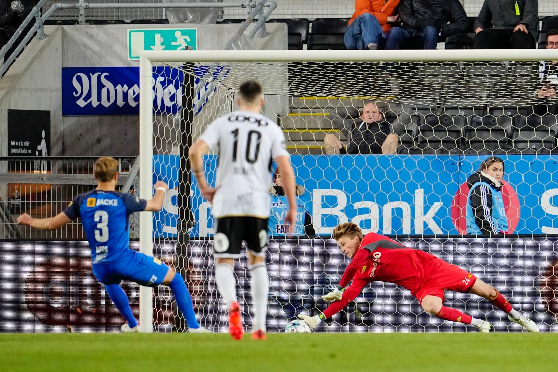 REDDET STRAFFE: Sander Tangvik reddet straffespark like før pause, i sin første kamp på Lerkendal! Foto: Ole Martin Wold / NTB