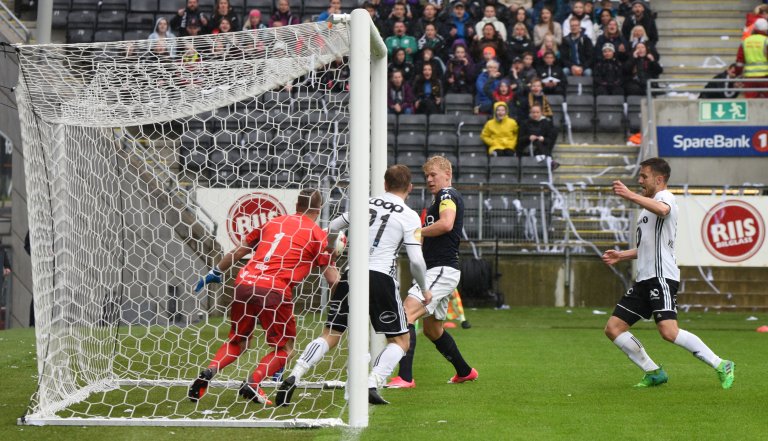 PRESSET INN LEDERMÅLET: Rosenborg sto høyt fra start og da Midtsjø satte ballen i stanga var en Godset-spiller uheldig og satte ballen i eget mål.