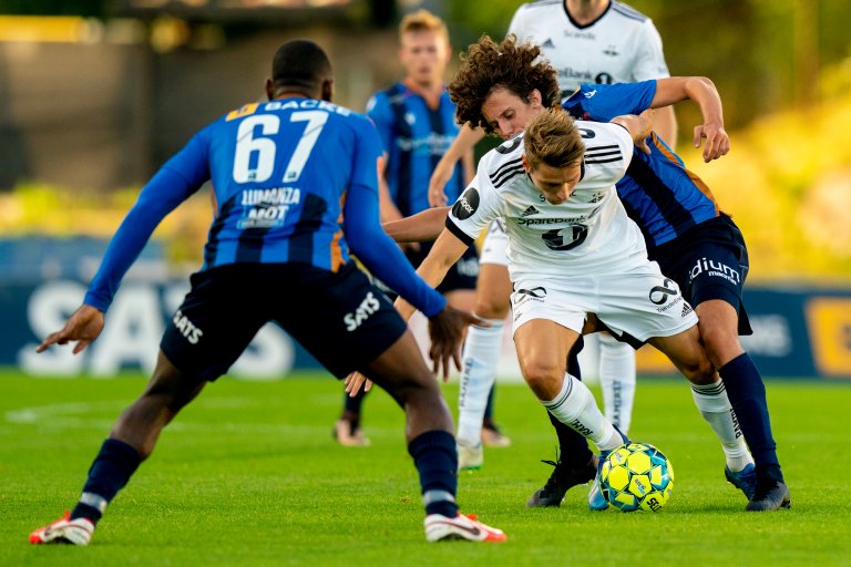 Kristoffer Zachariassen og Stabæks Magnus Strandman Lundal i duell i første omgang. Senere skulle Zachariassen klinke inn RBKs 3-0-scoring! Foto: Fredrik Hagen / NTB scanpix