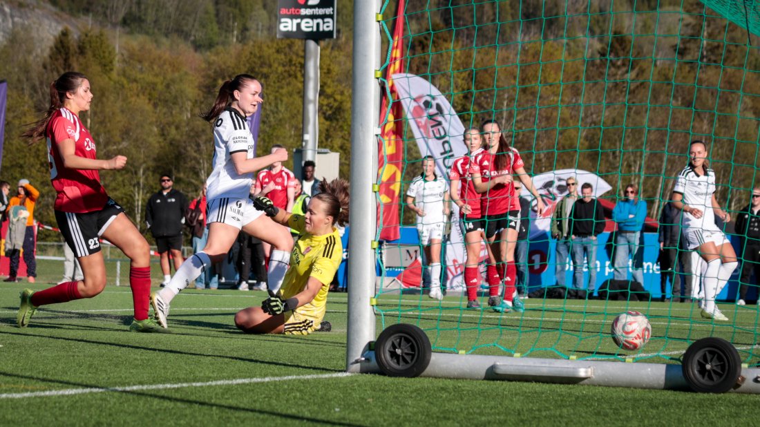 Eivor Ulvund fastsetter pauseresultatet til 0–8 i det 37. minutt.