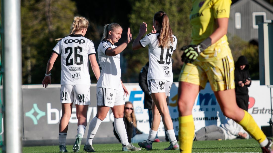 Og jubler med Ine Berre og Issy Hobson.