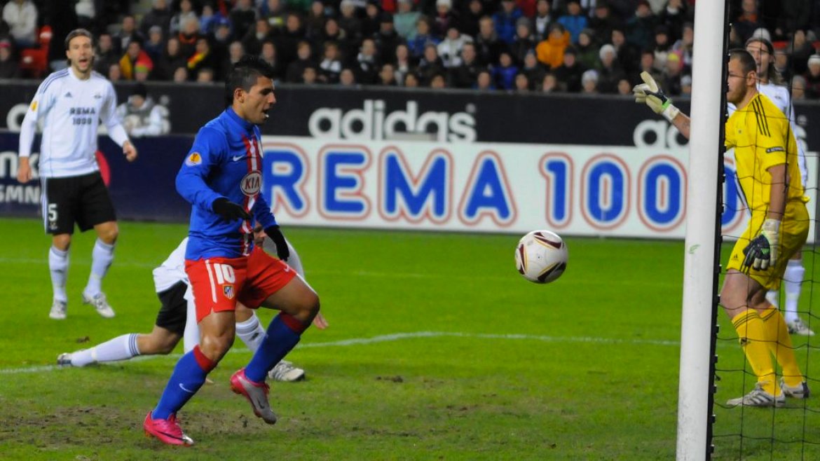 Sergio Aguero skårer på Daniel Örlund