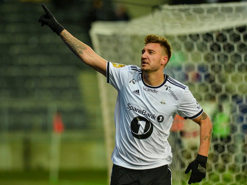 NICKLAS BENDTNER utlignet etter et flott innlegg fra Pål-André Helland.