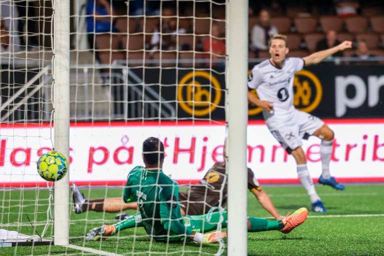 Kristoffer Zachariassen fant en liten åpning mellom keeper og stanga, og banket inn 0-2! Foto: Ørn E. Borgen / NTB scanpix