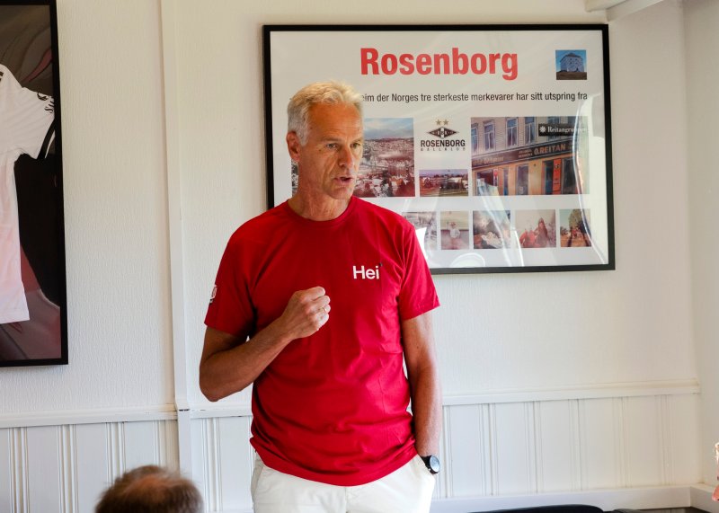 Rune Bratseth var til stede under signeringen av ny avtale.