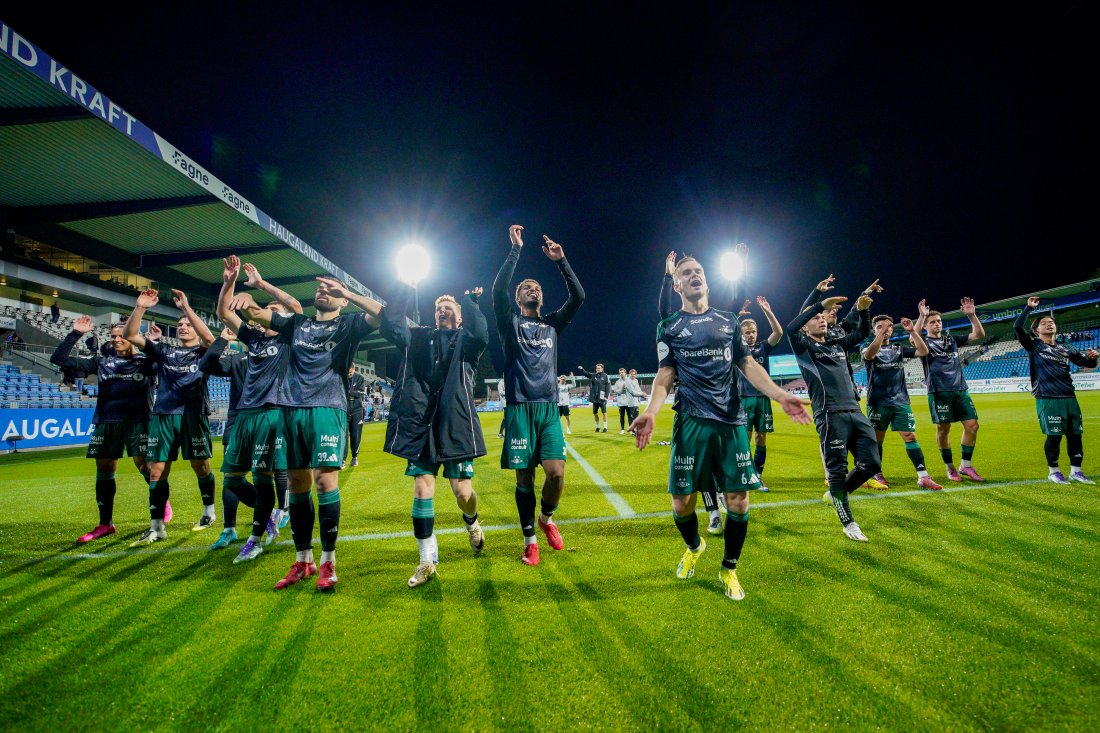 JUBEL: RBK-spillerne kunne feire seieren sammen med langvegsfarne og lokale RBK-supportere i Haugesund.