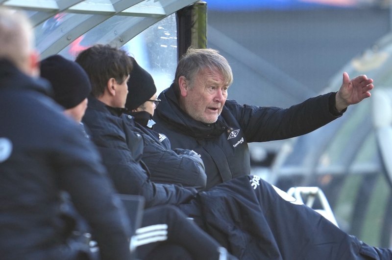 KLAR TALE: Åge Hareide med tydelige beskjeder undervegs i kampen. Rosenborg vant 3-0 mot Kristiansund. (Foto: NTB)