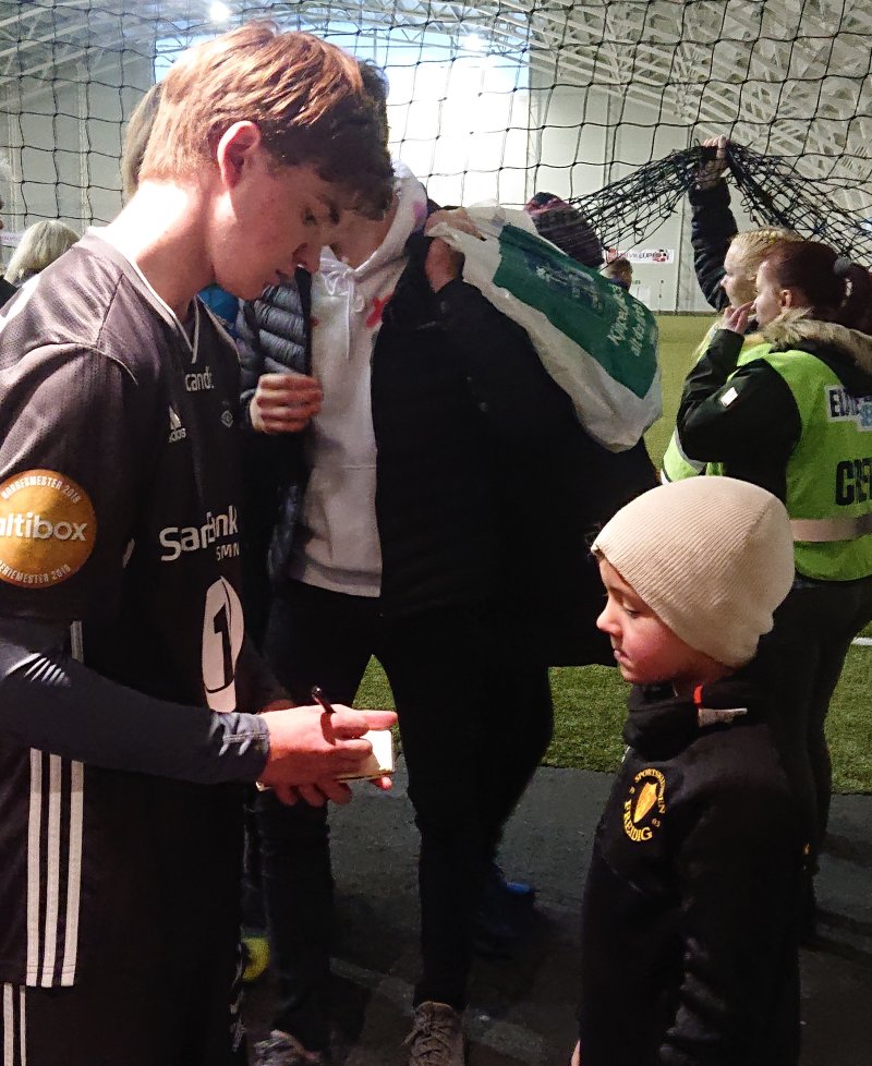 Håkon Gangstad fikk sine første A-lagsminutter for Rosenborg og stilte opp for barna etter kampen. Horneland tror på flere A-lagsøkter for den unge venstrebacken.&nbsp;