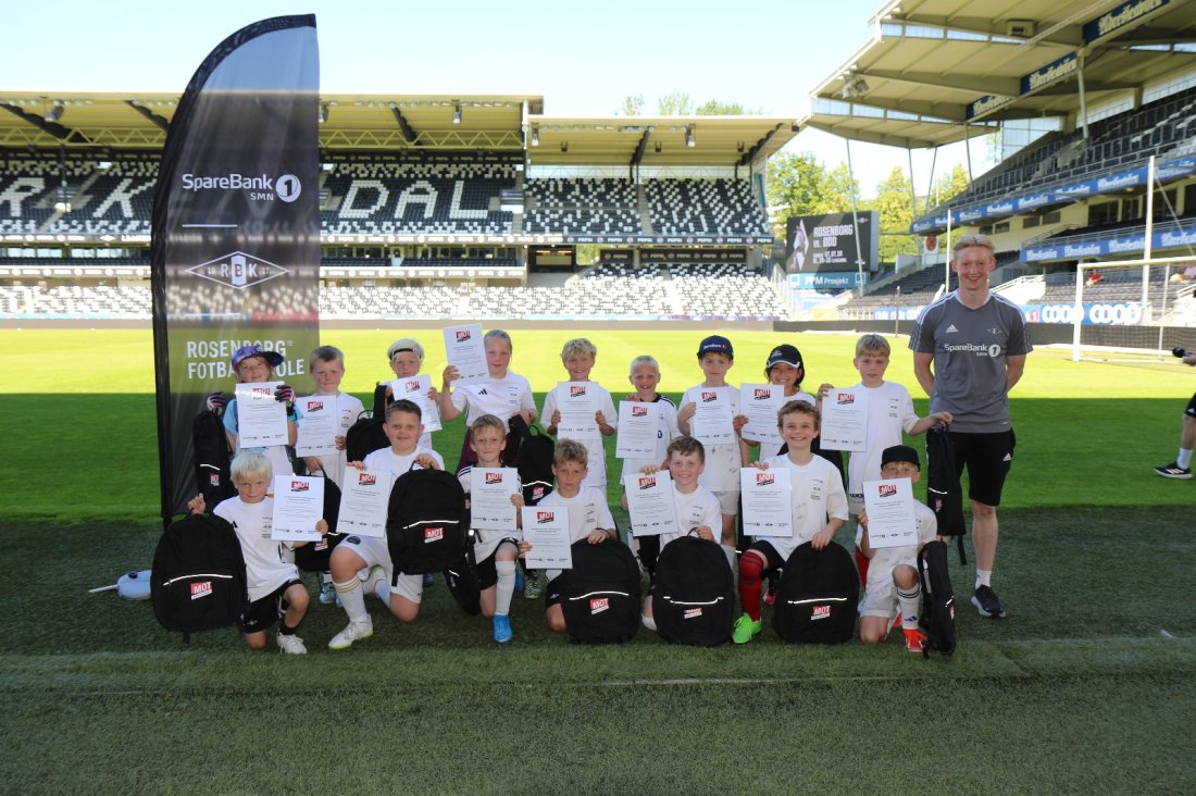 Her er noen av vinnerne av MOT-prisen som fikk en påskjønnelse på Lerkendal ved fotballskolens slutt i sommer.