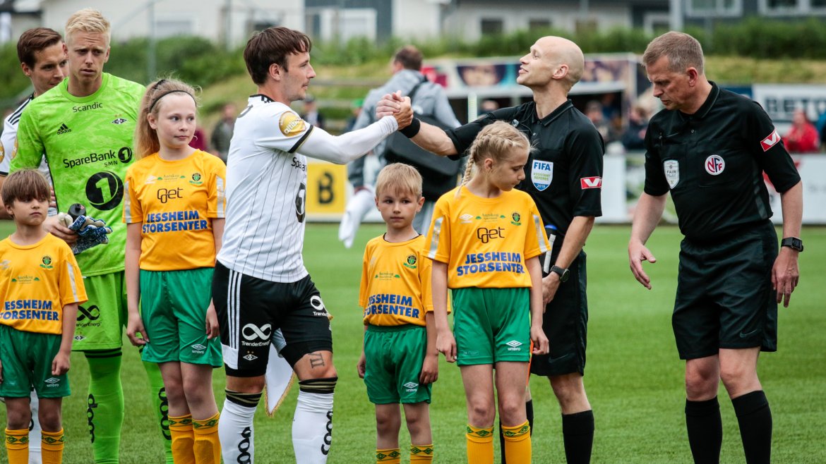 Kaptein Mike Jensen hilser på hoveddommeren før kampen.
