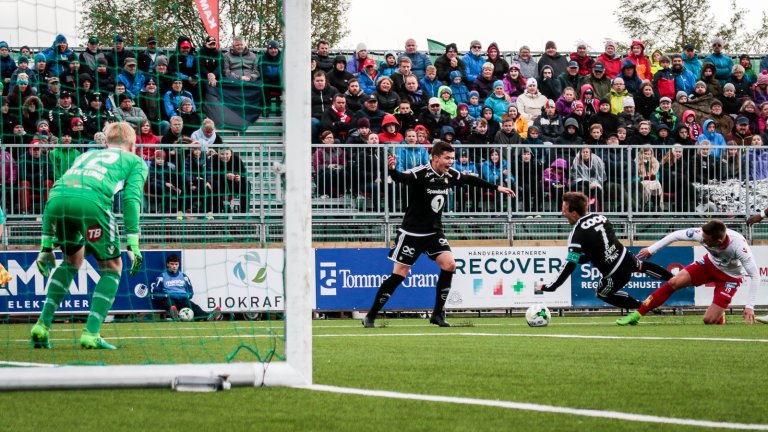 STRAFFE! Mike Jensen ble felt og Pål André Helland var sikker fra krittmerket.