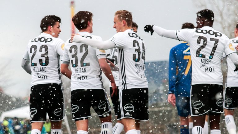 Rosenborg jubler etter at Vilhjalmsson sender RBK i føringen mot Strindheim