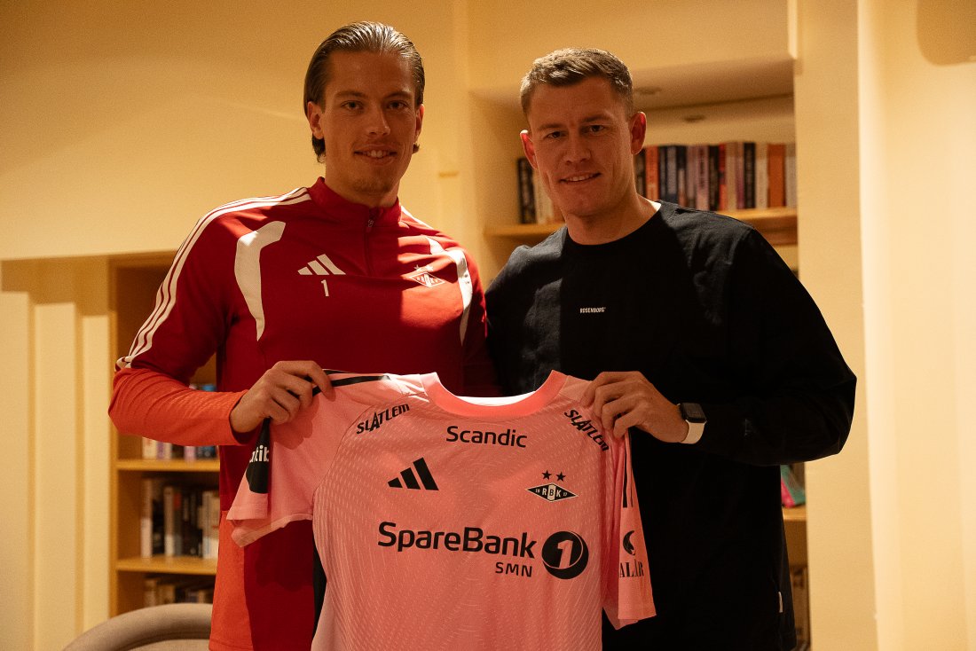 Leopold Wahlstedt og Alfred Finnbogason etter å ha signert kontrakten som gjør førstnevnte til Rosenborgs nye keeper.