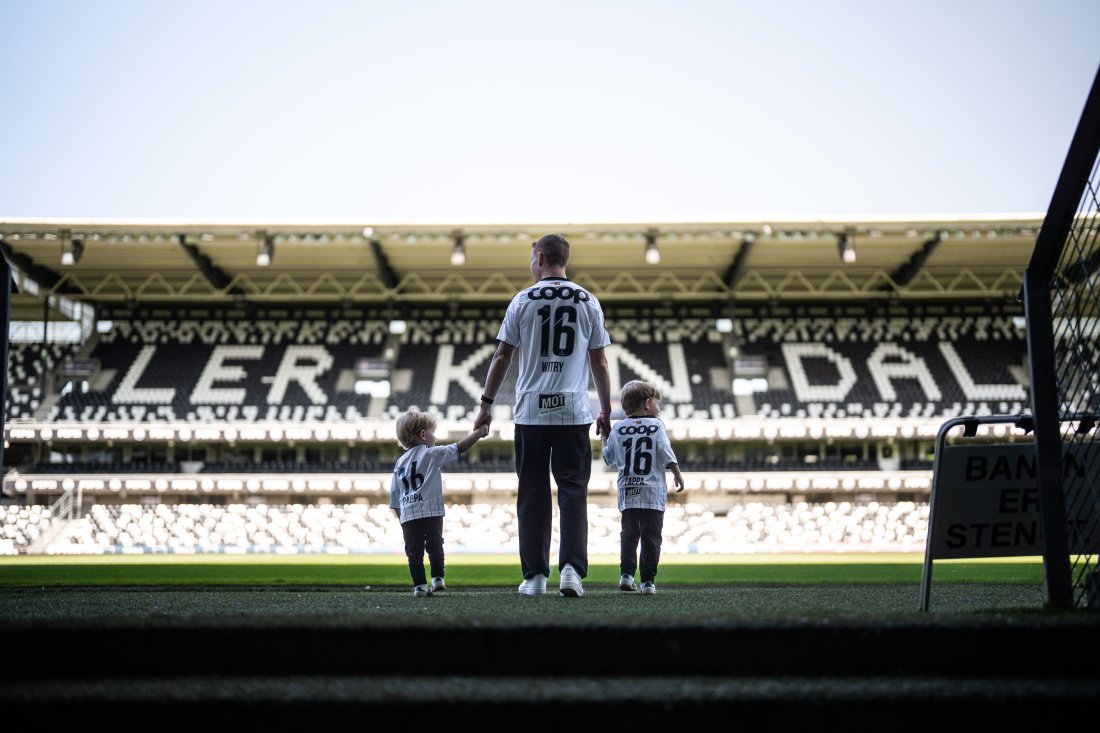Aslak tok med seg sønnene ut på Lerkendal-matta i finværet.