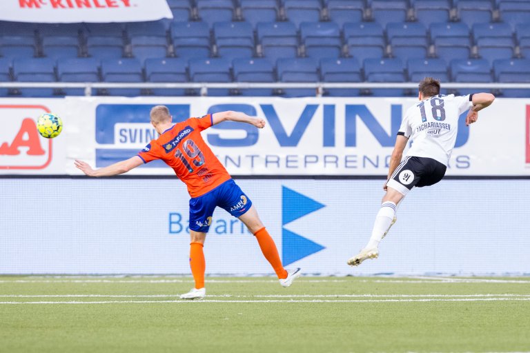 Kristoffer Zachariassen klinket ballen i motsatt kryss fem minutter før pause. Foto: Svein Ove Ekornesvåg / NTB