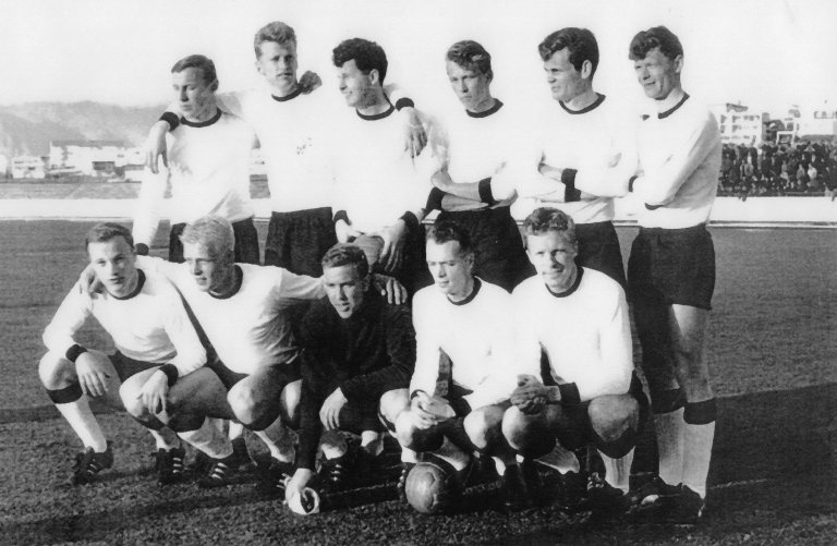 1965. RBK i sin første Europacup kamp. Bak f.v. T.Pederse,B.Thingstad,K.Rønnes,T.Lindvaag,E.Hansen,T.Kleveland foran f.v. S.Haagenrud,K.Jenssen,T.R.Fossen,K.Hvidsand,E.Nygaard.jpg